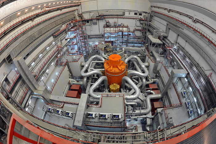 Реактор БН-800 меньше типовых ВВЭР нашего времени, за счет этого его удельная стоимость выше. Однако следующий быстрый реактор в России должен иметь мощность в 1200 мегаватт, и в этом случае удельная стоимость будет вполне на уровне обычных реакторов / ©Wikimedia Commons