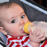 Развитие астмы у детей связали с кормлением молочной смесью