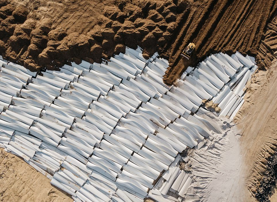 Стеклопластиковые лопасти ветряков, захораниваемые на свалке в Вайоминге, США. Три лопасти современного крупного ветряка типа Vestas V164 весят сто тонн на одну установку, а менять их надо раз в 25 лет / ©Benjamin Rasmussen