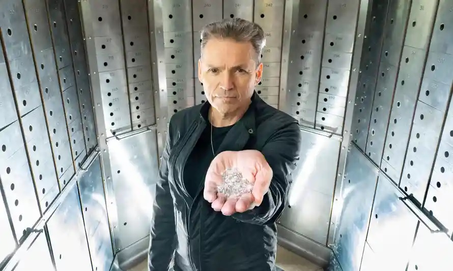 Дэйл Винс держит в ладони горсть идентичных натуральным алмазов, которые произвела его фабрика в Глостершире