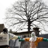 Вспышка Эболы в Гвинее: подготовка волонтеров похоронных команд