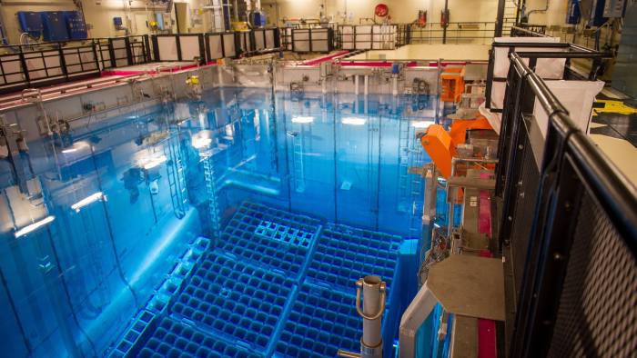 Обычно отработавшее ядерное топливо сперва помещают в бассейн при АЭС, где оно хранится не менее года, вплоть до остывания / ©AFP