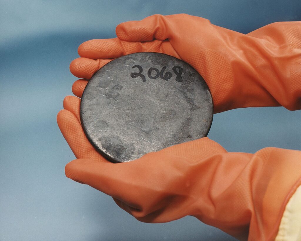Сам по себе чистый уран можно безопасно держать в руках. Опасным ядерное топливо становится только после использования в реакторе, когда в нем накапливаются короткоживущие изотопы / ©Wikimedia Commons