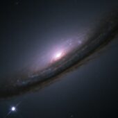 Яркая сверхновая SN 1994D сияет чуть ниже плоскости галактики NGC 4526