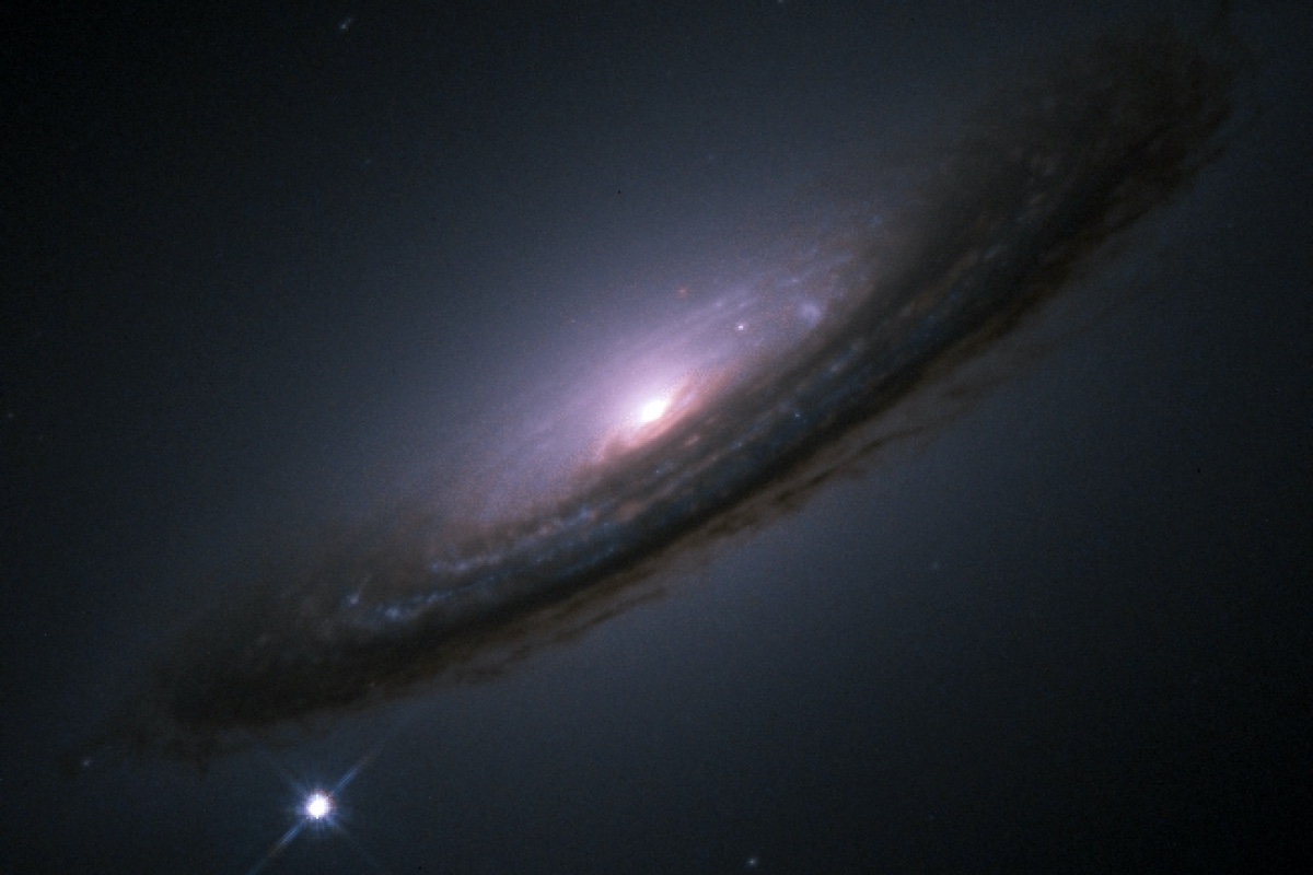 Яркая сверхновая SN 1994D сияет чуть ниже плоскости галактики NGC 4526