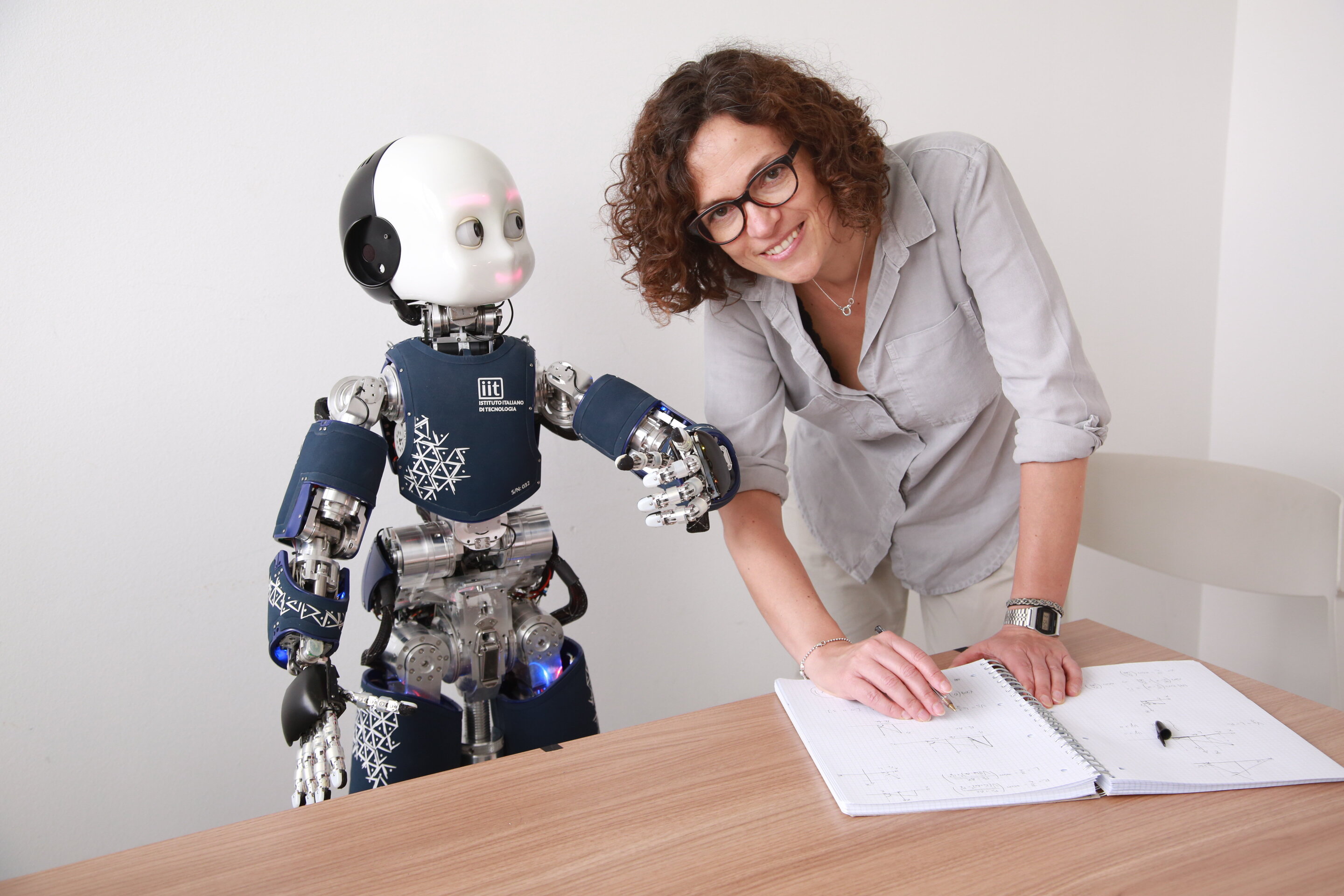 Тема человек и робот. Робот ICUB (итальянский Технологический институт). Человекоподобный робот. Современные роботы. Современные человекоподобные роботы.