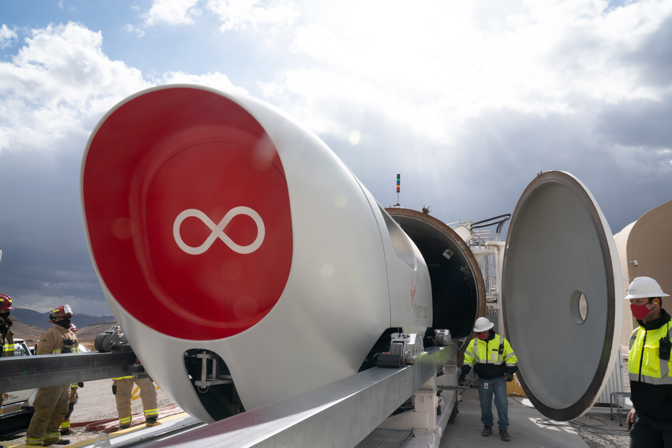 Hyperloop перевез первых пассажиров. «Вакуумный поезд Илона Маска» все ближе к реализации
