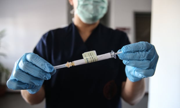 Медик держит в руках дозу вакцины BNT162b2