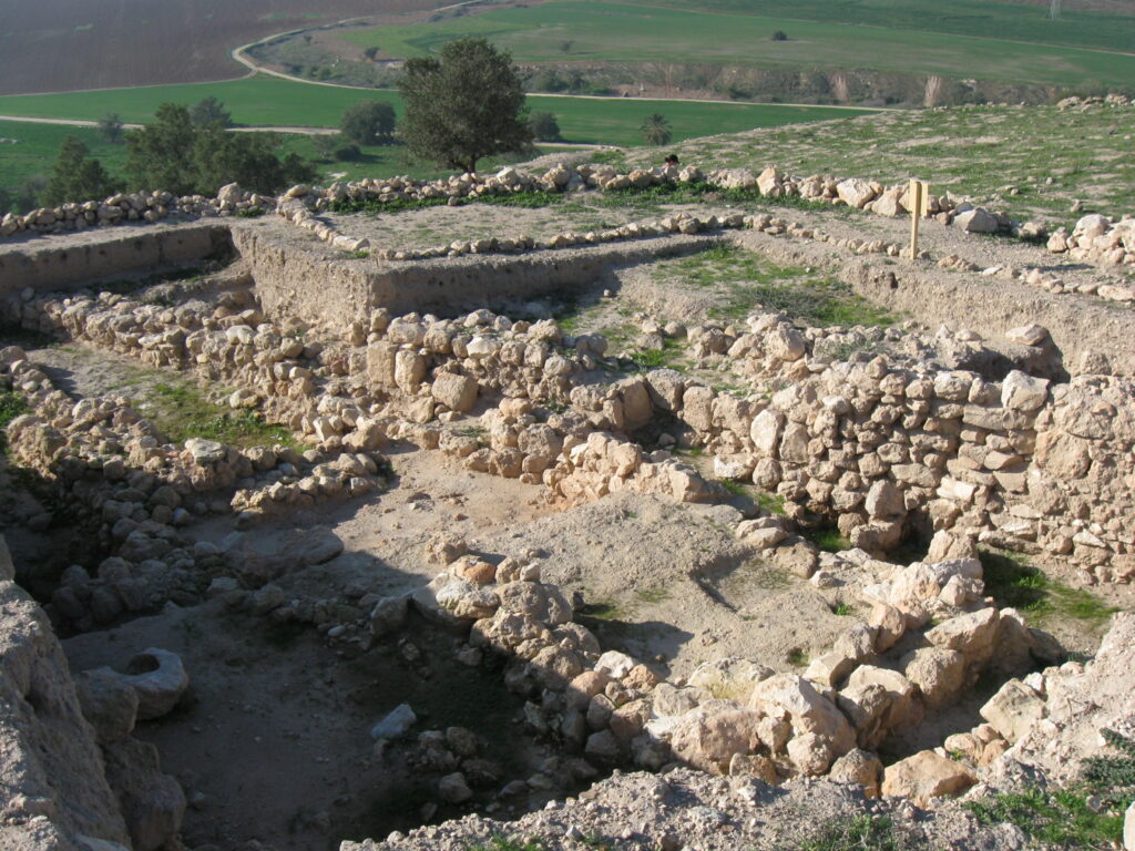Раскопки Гефа на месте более позднего арабского поселения Телль-эс-Сафи на территории современного Израиля