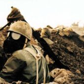 Иранский солдат в противогазе / © Wikipedia
