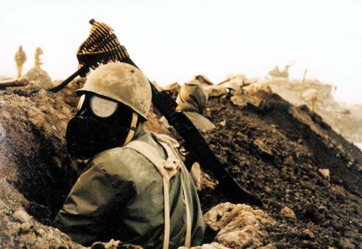 Иранский солдат в противогазе / © Wikipedia