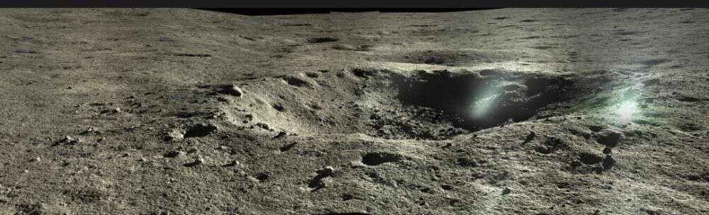 Панорама небольшого кратера, встретившегося на пути лунохода