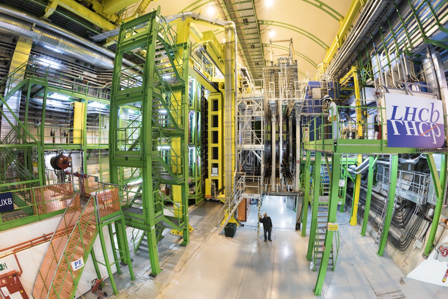 Участники эксперимента LHCb в процессе подготовки коллайдера к испытанию