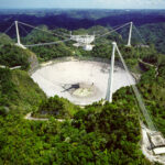 Огромный радиотелескоп «Аресибо» продолжает разваливаться — лопнул еще один трос, есть риск каскадного разрушения
