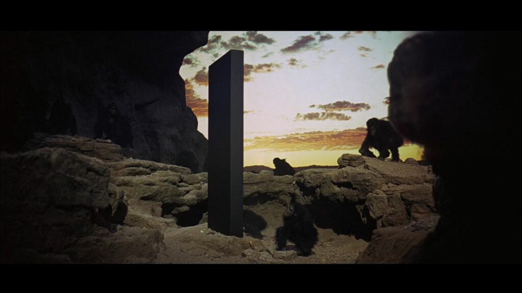 Кадр из фильма «Космическая одиссея 2001 года» — гоминиды находят первый монолит