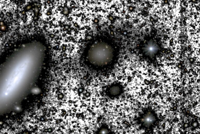 Окрестности галактики NGC 1052-DF4, снятые телескопом IAC80: массивная соседка NGC 1035 расположена слева