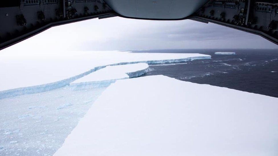 Пилоты запечатлели разрушение самого большого айсберга в мире