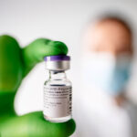 Британия первой на Западе одобрила использование вакцины от коронавируса SARS-CoV-2