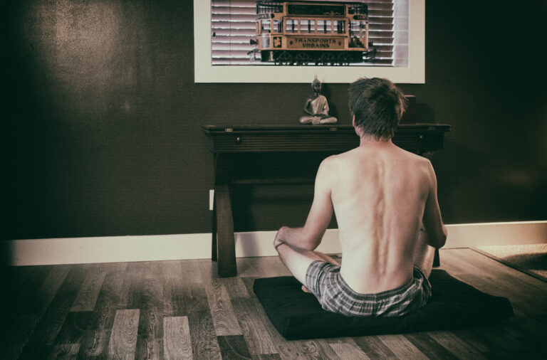 Медитация помогает изучить себя и достичь эмоциональной стабильности / ©Neil Gaudet