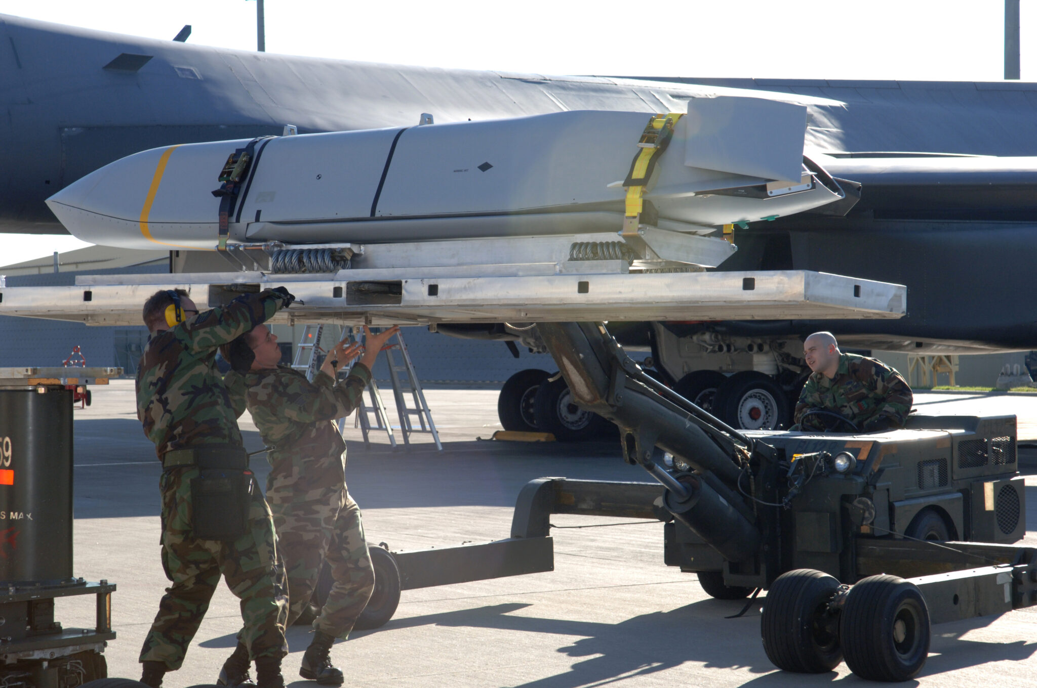 Бомбардировщик B-1B запустил крылатую ракету с внешнего держателя.  Следующий шаг — тест гиперзвукового оружия