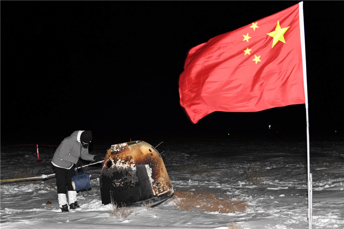 Китайский зонд с образцами лунного грунта вернулся на Землю