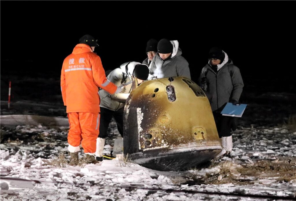 Китайский зонд с образцами лунного грунта вернулся на Землю