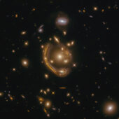 «Хаббл» запечатлел крупнейшее из известных колец Эйнштейна — «Расплавленное кольцо»