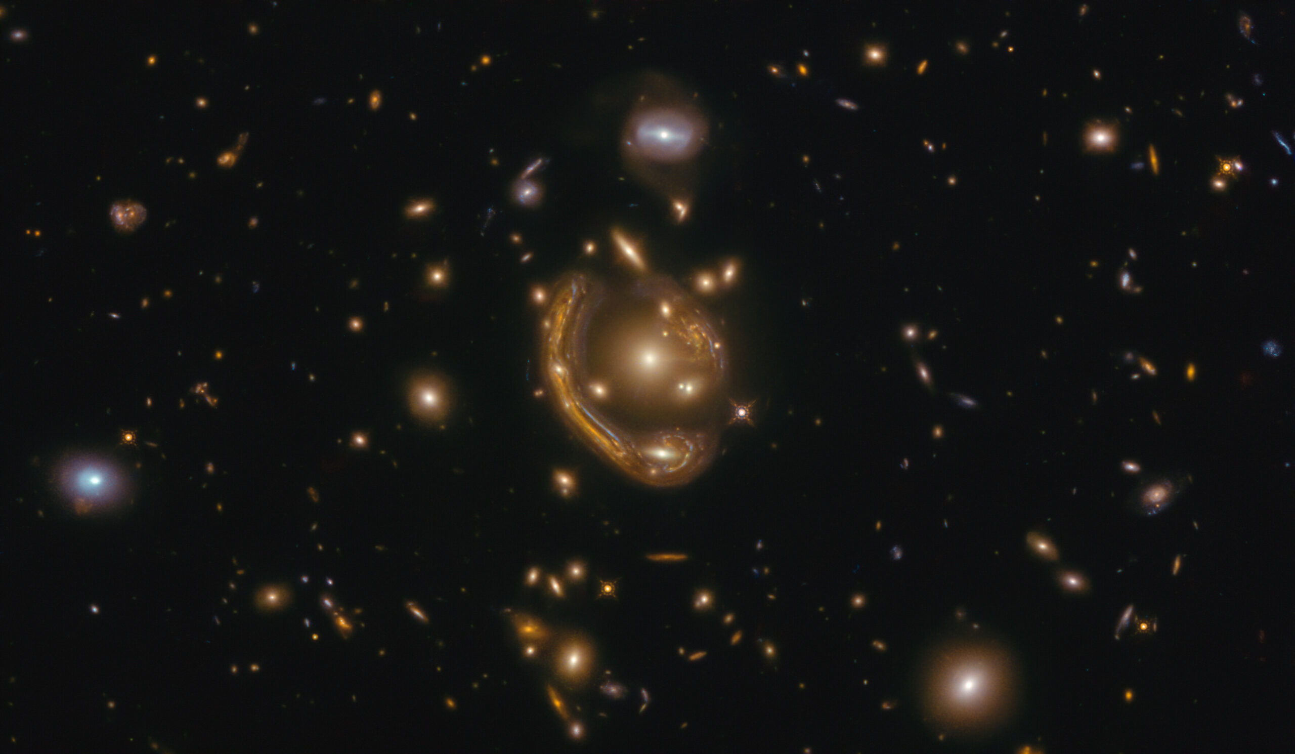 «Хаббл» запечатлел крупнейшее из известных колец Эйнштейна — «Расплавленное кольцо»