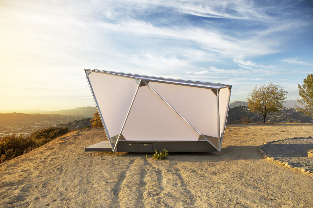 Палатка с кроватью, Wi-Fi и солнечной батареей: бывшие сотрудники IBM, Tesla, SpaceX и Airbnb выпустили «спасательную шлюпку для побега из города»