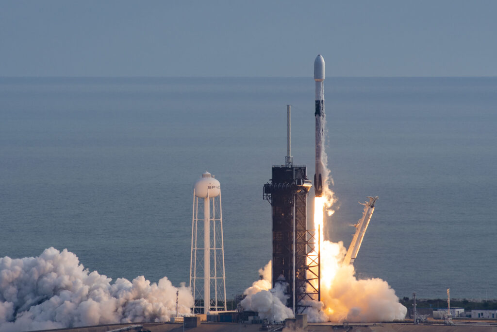 SpaceX не будет сажать свою сверхтяжелую ракету на опоры, вместо этого ее будут ловить у самой земли