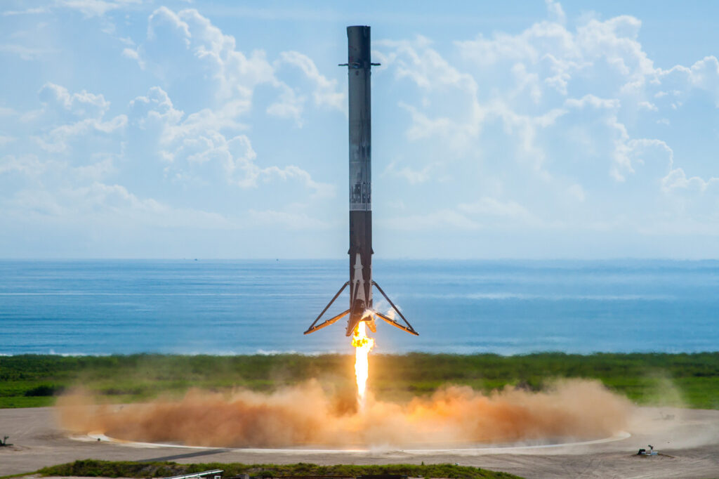 SpaceX не будет сажать свою сверхтяжелую ракету на опоры, вместо этого ее будут ловить у самой земли