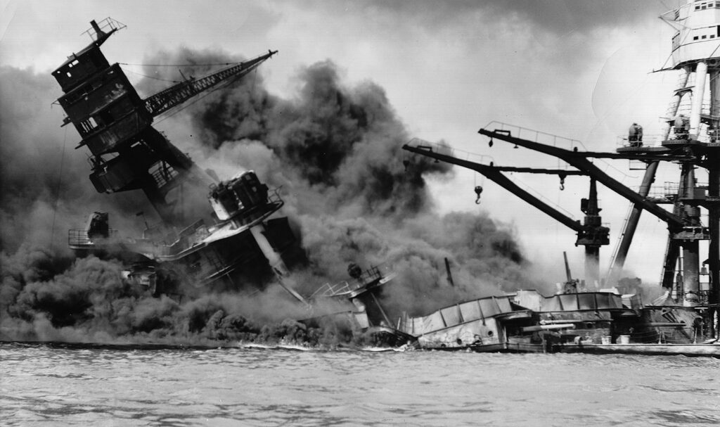 Один из американских линкоров тонет после японского удара по Перл-Харбору / ©Wikimedia Commons