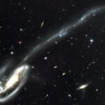 Астрономы обнаружили приливной хвост у далекой умирающей галактики