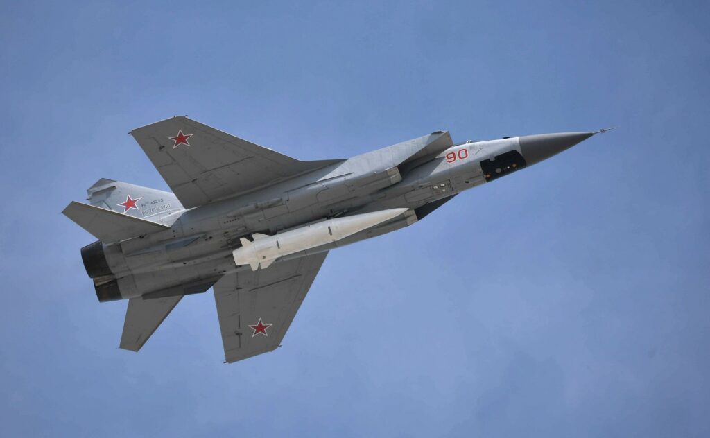 Источник: Су-57 начал летные испытания с демонстраторами малогабаритной гиперзвуковой ракеты