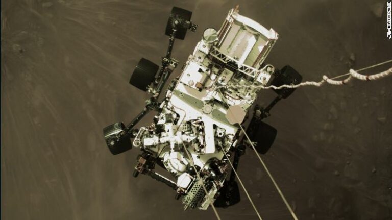 Марсоход опускается на поверхность планеты / ©NASA/JPL