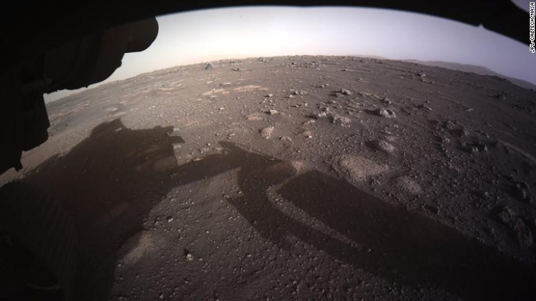 Марсоход NASA Perseverance передал цветные фото с Марса