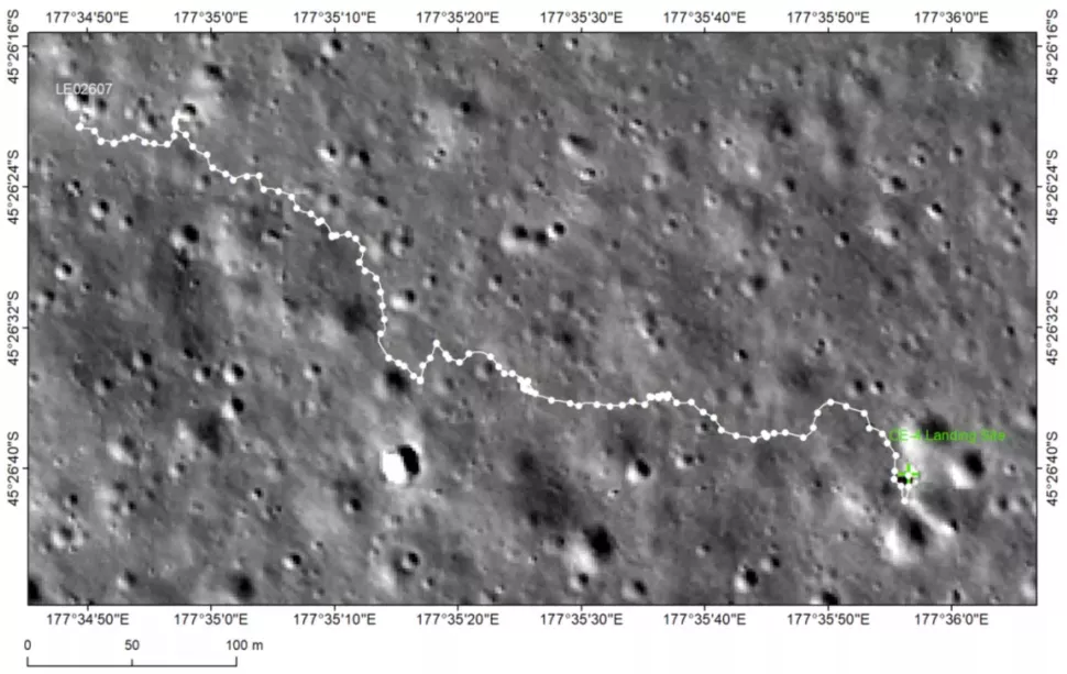 Китайцы нашли на поверхности Луны необычный камень
