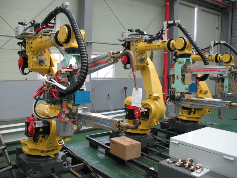 Вопреки опасениям неолуддитов, автоматизация производства увеличивает количество рабочих мест и размер зарплаты