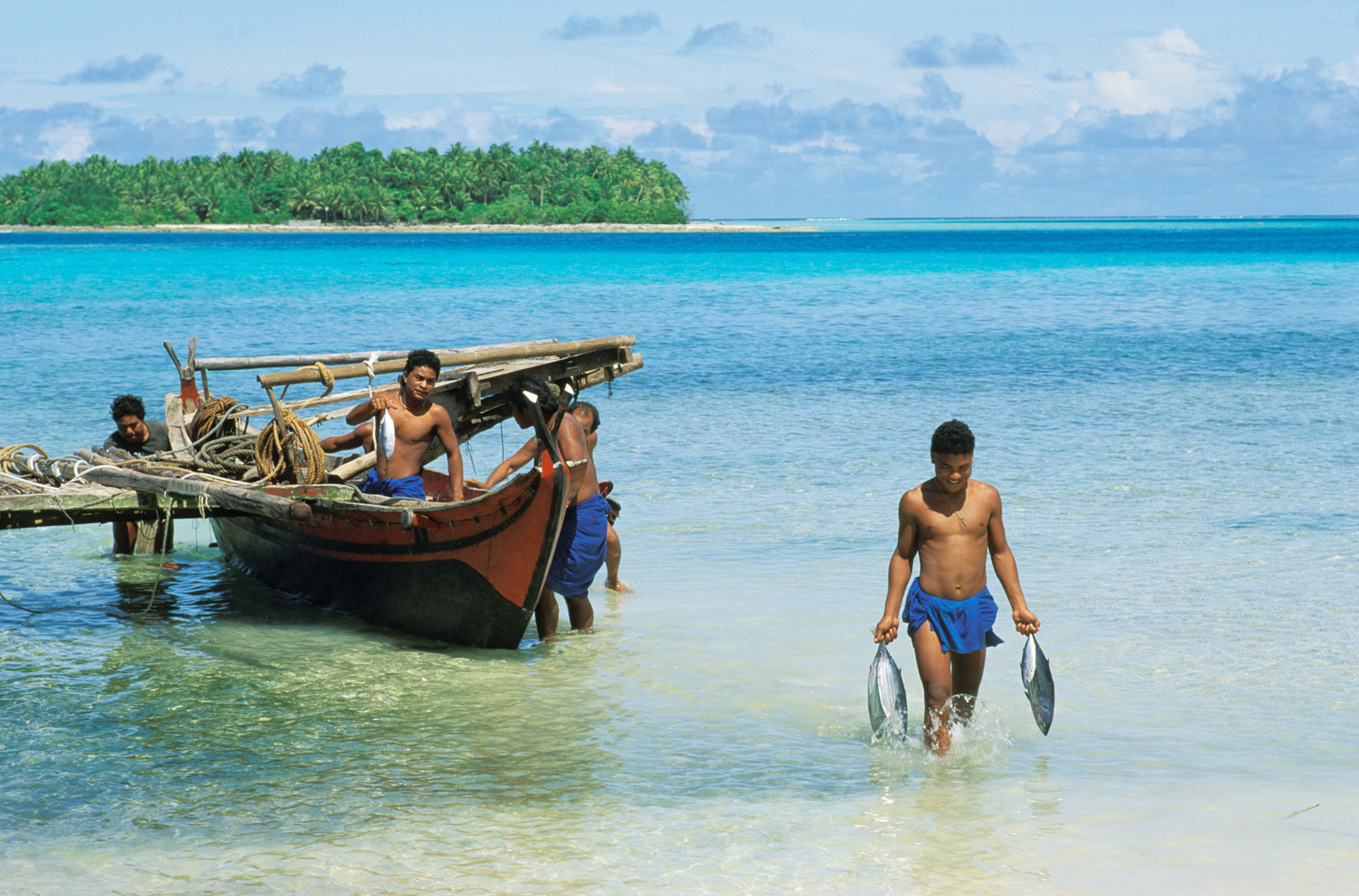 Самые счастливые люди страна. Остров Тетепаре Соломоновы острова. Федеративные штаты Микронезии. Маршалловы острова сельское хозяйство. Экономика федеративных Штатов Микронезии.