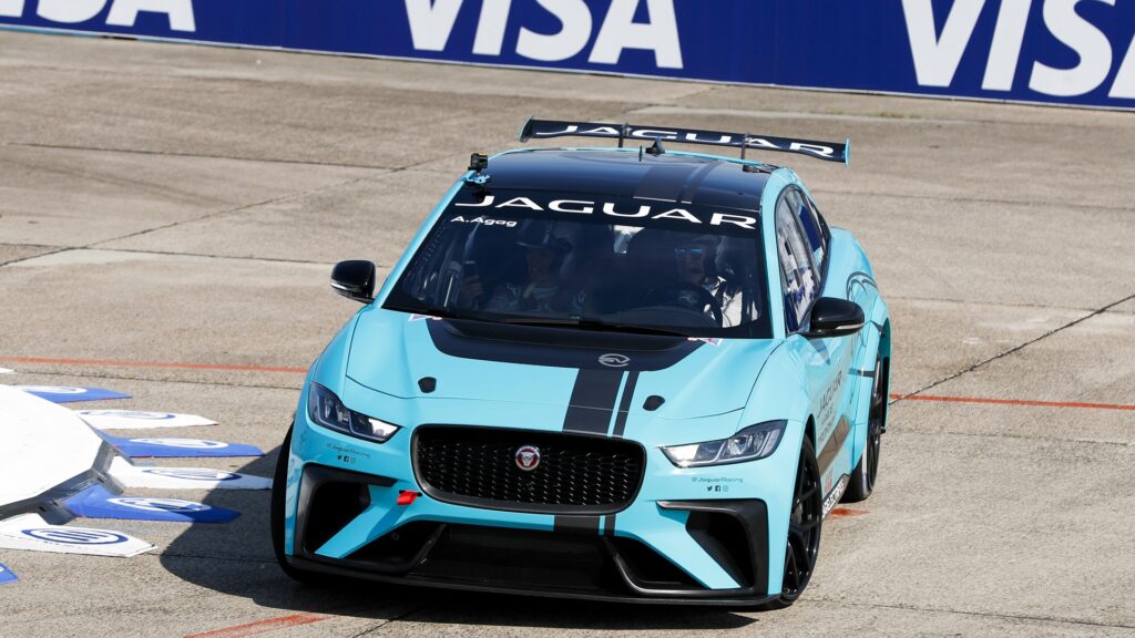 Пандемия ускорила переход Jaguar на электротягу — это произойдет в течение четырех лет