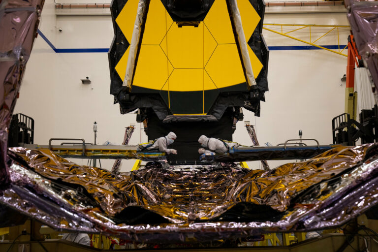 Главный космический телескоп-долгострой наконец-то готов к полету: James Webb собран и ждет старта осенью