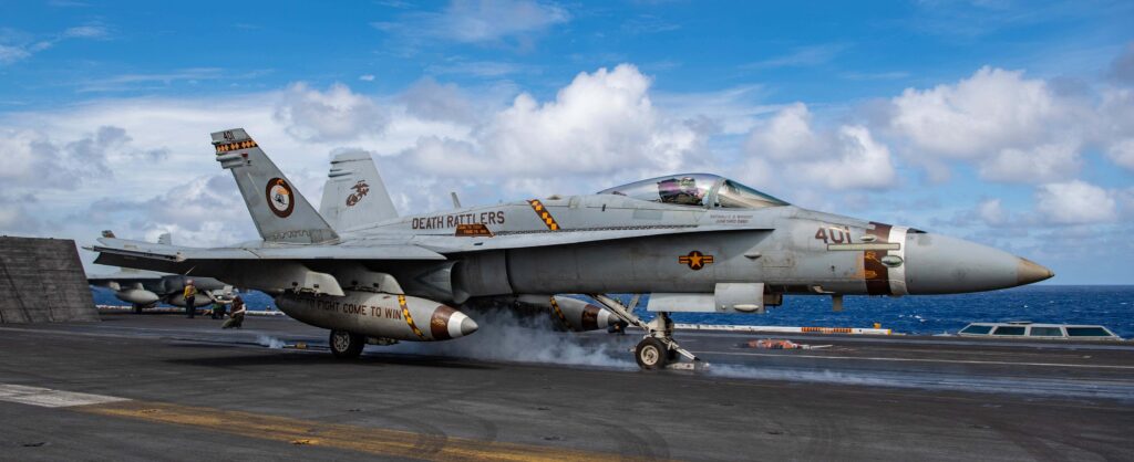 Истребитель F/A-18C/D Hornet завершил службу на авианосцах американских ВМС