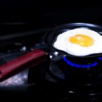 Ученые объяснили пригорание пищи в центре сковороды с антипригарным покрытием