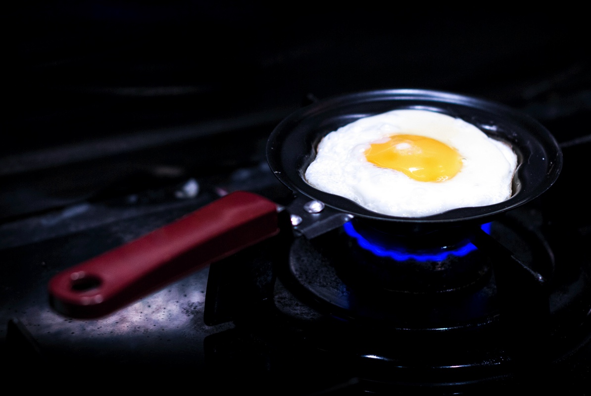 Ученые объяснили пригорание пищи в центре сковороды с антипригарным покрытием