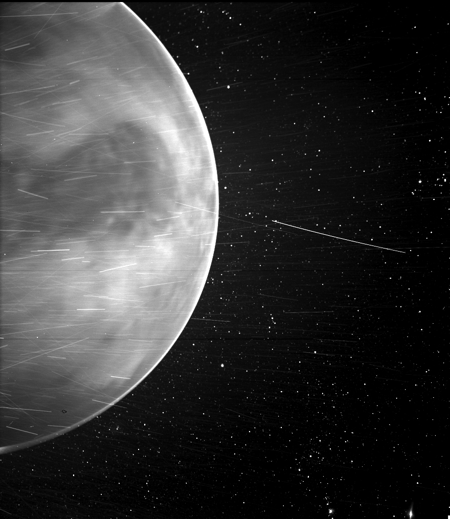 Пролетая мимо Венеры, Parker Solar Probe увидел то, чего не должен был: ему удалось случайно заглянуть под плотные облака