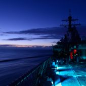 НЛО, китайские разведчики или секретные военные разработки: корабли ВМС США встретились с неопознанными дронами в открытом море