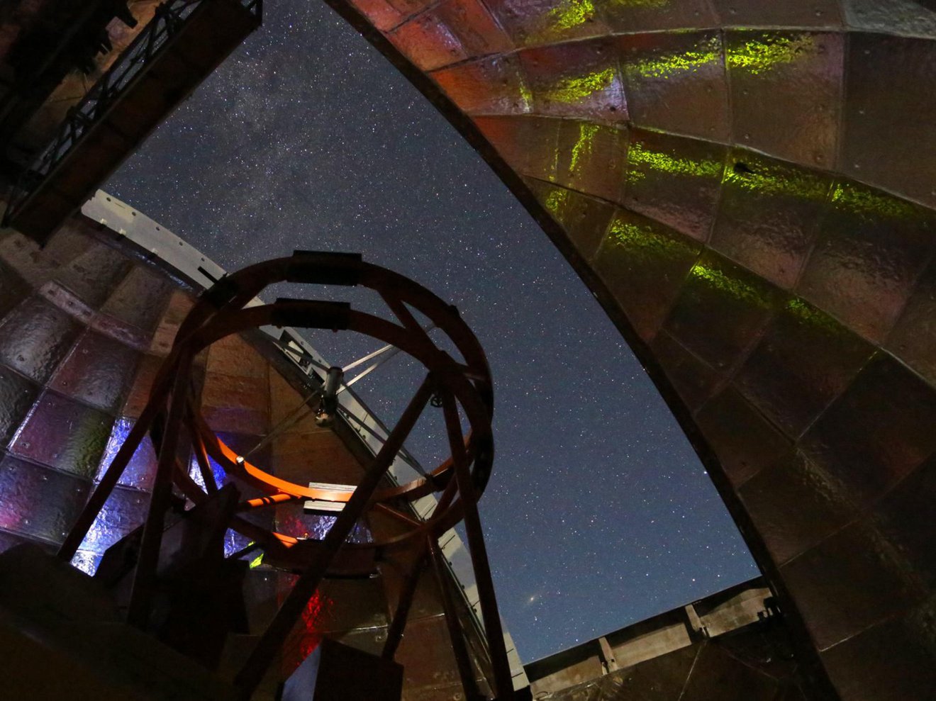 Вид изнутри телескопа на острове Мануа-Кеа / ©NASA
