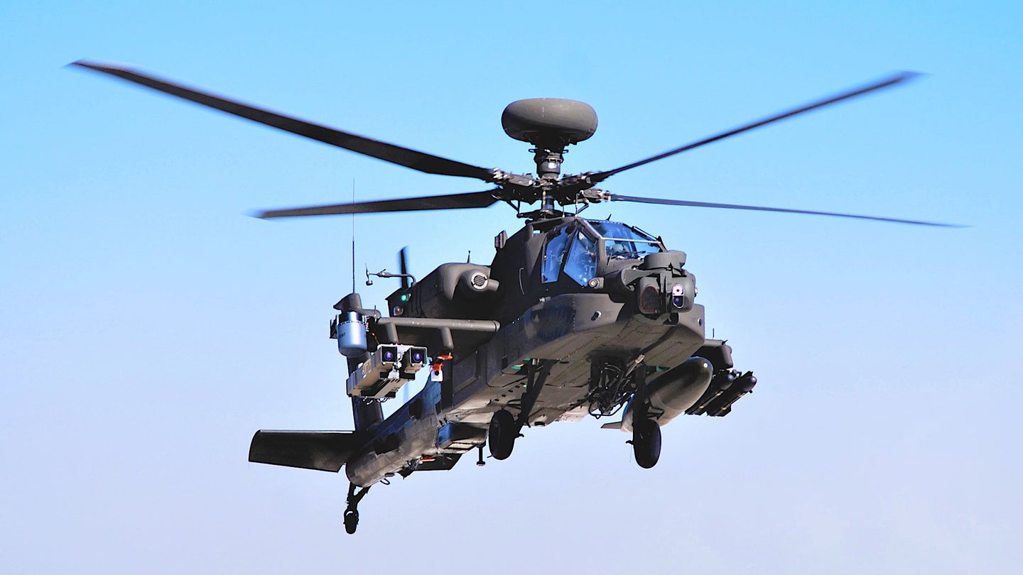 Вертолет Apache поразил цель на дальности, в четыре раза превосходящей его обычную дальность поражения