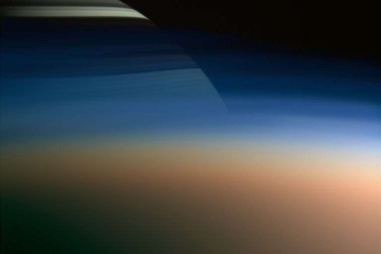 Сатурн за туманной атмосферой Титана: композитное изображение, составленное из снимков зонда Cassini