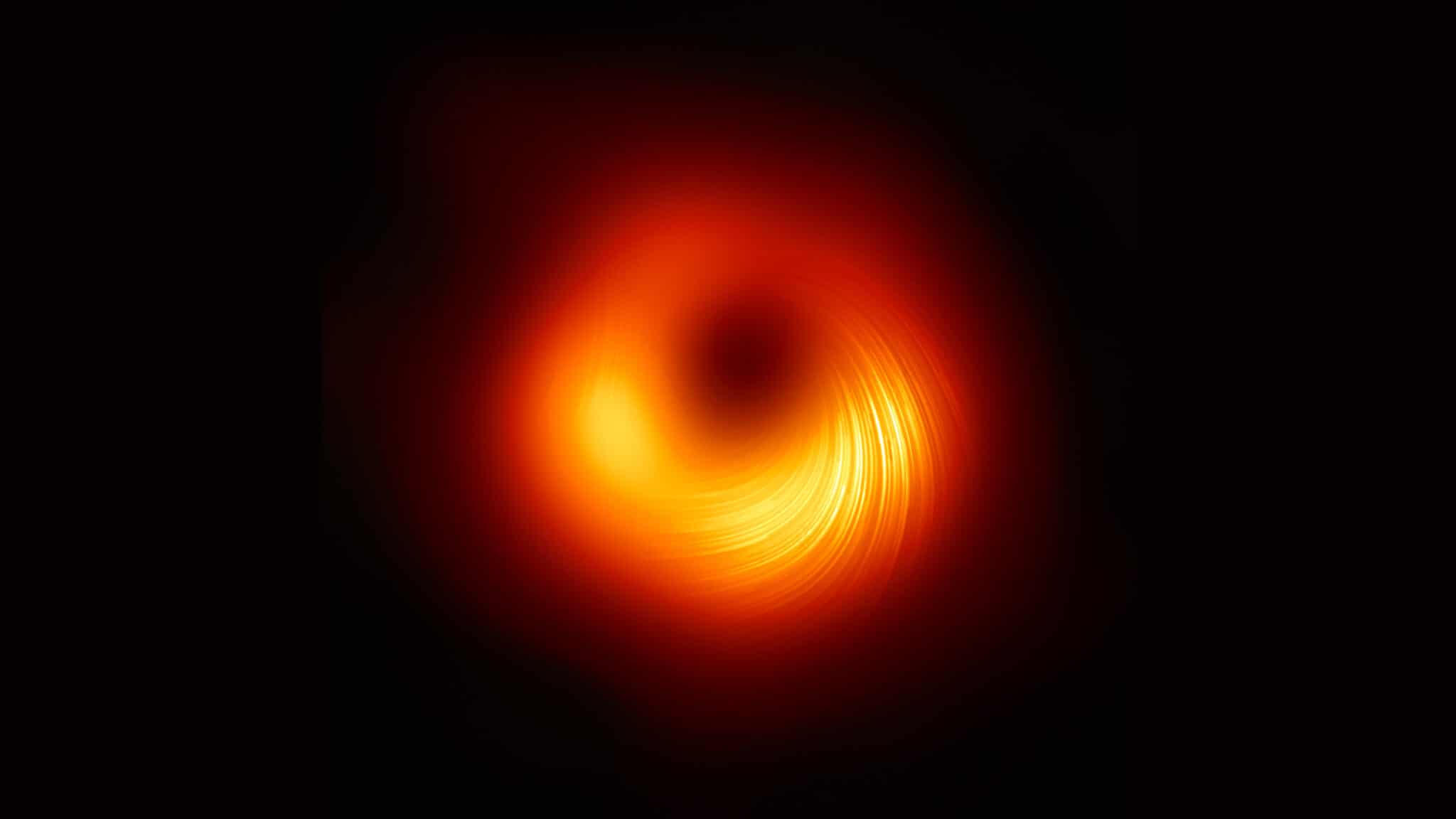 Ученые впервые запечатлели магнитное поле вокруг черной дыры и уточнили, как образуются джеты